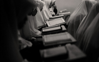 Mengindahkan Bacaan Al-Qur’an muslimah-read-alqraan