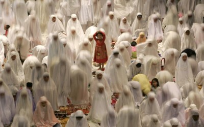 Pentingnya Sholat Muslim-women-attend-prayers-on-the-eve-of-the-first-day-of-the-Islamic-fasting-month-of-Ramadan-at-a-mosque-in-Surabaya-East-Java-Indonesia-on-August-31-2008.-REUTERSSigit-Pamungkas-960x569